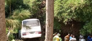 Yakoreshwe  n’ imyuka mibi ,  imodoka itarimo umushoferi yitoye iragenda ihohotera umumotari i Rusizi