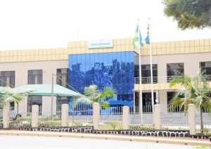 Mu Karere ka Muhanga umugabo yabyutse agiye gufata ibikoresho by’ akazi none bamusanze amanitse mu mugozi