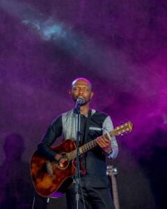 NGIZWENIMANA Laurent uri mubahatanira ibihembo biruta ibindi mugisata cya Gospel mu Rwanda biciye mu irushanwa rya RSW TALENT HUNT ni muntu ki?