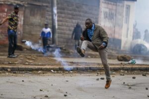 Imisoro ihanitse n’ ikiguzi cy’ imibereho gikomeje kuzamuka cyatumye abaturage bigaragambya none babiri bamaze kubura ubuzima