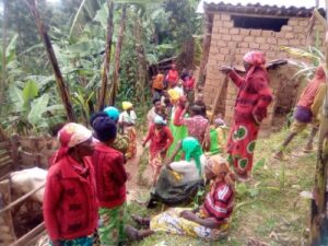 Abaturage b’ i Nyamasheke batunguwe no gusanga umugabo mu kiziriko yapfuye nyuma yo gushyamirana n’ umugore we yihebeye .