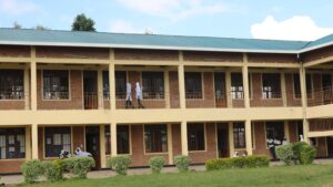 Umunyeshuri wari uri gukora ikizamini cya Leta byamwanze mu Nda  akurayo agafone , atangira gusubiza nk’ uwabimize none yatawe muri yombi umugambi yatangiye atawusoje