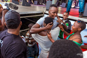 Kuki ukunda gusanga abakobwa aribo barira cyane iyo umuhanzi ari kurubyiniro? Amarira yabo ashatse kuvuga iki?