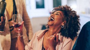 Iyo urimo kubikora uba urusha imashini irimo gutema ibiti, menya ingaruka zikomeye uzahura nazo niba ukora imibonano wanyoye agacupa wagahamije!