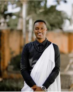 Amatike y’igitaramo cy’umuramyi Josh Ishimwe ari kugurwa kubwinshi nyuma yamasaha make ageze hanze.