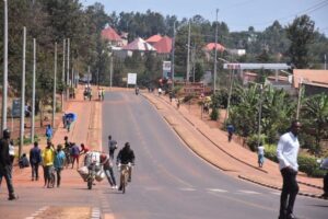 Kirehe: Umusaza ushaje wanduranyaga uwo bashakanye , yamuhengereye amukubita ishoka mu gatuza ahita akizwa n’ amaguru.