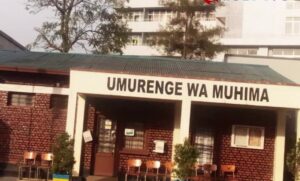 Nyarugenge:Umukecuru yafashe umwanzuro wo gusambura inzu ze nyuma yo kutumvikana n’abapangayi be.