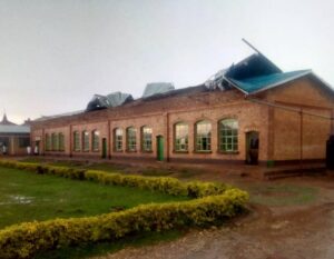 Mu ntara y’amajyepfo imvura idasanzwe irimo n’inkuba yangije ibikorwaremezo bitandukanye ndetse n’umwana ahaburira ubuzima.
