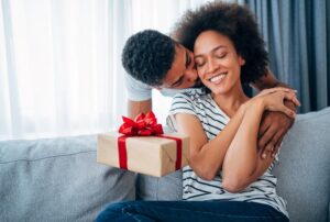 Niyo wabaca inyuma ibyo ntacyo bitwaye pe! Dore ibindi bintu abakobwa banga mu buzima bwabo byatuma bagusiga ugasigara wicuza