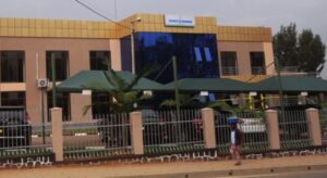 MUHANGA:  Umusore w’inkoramahano bikekwa ko yibaga insinga z’amashanyarazi yarashwe ahita apfa mu gihe yageragezaga gutema abapolisi.