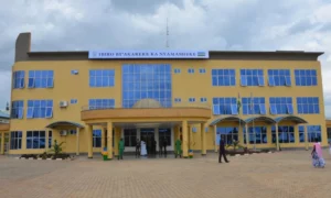 Abasore batatu b’ i Nyamasheke bahengereye umuturage avuye kwishakira icyo abana be barya ,bahita bamwambura utwo yari afite ,nabo bahita bajya kwidedembya mu kabiri icyakurikiyeho Imana niyo ikizi!