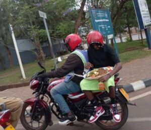 Isahane nini yuzuye ibiryo yari ifitwe n’umugabo waruri kuri moto irarikoze mu Mujyi wa Kigali.