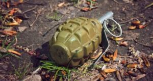 i Nyamagabe: Baguye mu kantu mu gihe bari babonye grenade ebyiri igihe bari gukura amategura ku  nzu imaze imyaka isaga icumi itagira uyibamo