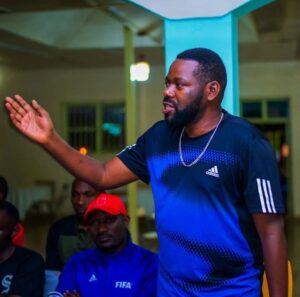 Umutoza Muhire Hassan utoza Sunrise FC wicariye intebe ishyushye yatezwe umukino w’ikipe ikomeye