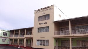 Banze kumuherekeza none bazamuherekeza barimo kurira, Musanze umwana yagiye mu bwiherero atindayo bagira ngo yatayemo phone bagiye kureba basanza ni we waguyemo