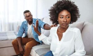 Dore imwe mu myitwarire y’ umukobwa agaragaza  yatuma umusore umukunda amwanga urunuka