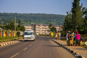 Ghetto z’ abasore zizarikora! Umugabo yiriwe ashaka icyo umugore we n’ abana be barya ubwo yari atahanye ihaho atungurwa no gusanga uwo bashakanye yiviriye gutanga ibyishimo k’ umusore baturanye