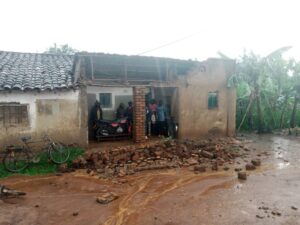 Gisagara umusaza yasohotse mu nzu agiye gutabara inka ze ubuzima bwe bwahise burangirira aho ngaho