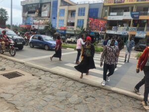 Abajura bahengereye abarinda ikigo cy’ amashuri bafashwe n’ agatotsi bakanguka basanga nta gikoresho cyihabarizwa