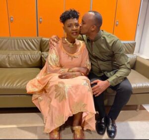 Cecile Kayirebwa yavuze ku mafoto yacicikanye ku mbuga nkoranyambaga ubwo Cyusa Ibrahim yamuhaga akabizu ku itama