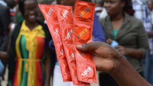 Iyo ugakoresheje umugore arakwisabira, dore impamvu udukingirizo turi kugura umugabo tugasiba undi