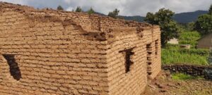 Umugabo w’ i Musanze yacunze imvura iguye aca mu rihumye abaturage n’ubuyobozi, asambura inzu yabagamo ajya kubigurisha ngo abone uko yica icyaka kuko cyari cyimurembeje