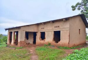 Huye: Umukecuru uhangayikishijwe no kwishyura inzu yubatswe mu butaka bwe arimo gutabaza ubuyobozi