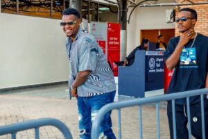 Byagenze gute kugira ngo umwuka mubi uri hagati ya The Ben hamwe na Bruce Melody utume bahurira muri studio, umwe ahite azinga utwe akizwe n’,amaguru