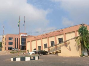 Gicumbi:Ibura ry’amazi rituma hari abakora urugendo rw’amasaaha asaga 2 bajya kuvoma abandi bakibasirwa n’umwanda.
