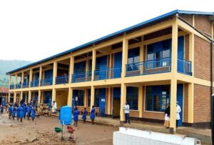 Hari uturere 10 mu Rwanda duhiga utundi mu kugira abaturage benshi batigeze bicara ku intebe y’ inshuri
