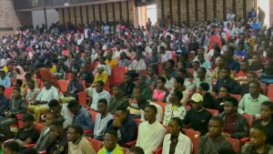 Agahinda gashira akandi kageze ibagara: Abanyeshuri bo mu myaka isoza muri kaminuza y’u Rwanda bimwe mudasobwa ku munota wa nyuma.