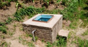 Nyanza: Kubona amazi meza bibasaba urugendo rw’amasaha abiri, bagahitamo kwikoreshereza ibiziba bavanye mu bishanga