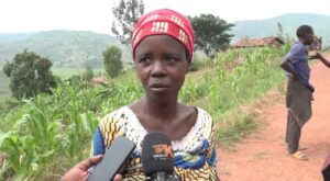 Gisagara: Bamwe mu bagore bahangayikishijwe n’uko abagabo babo bajyana ibyagatunze umuryango mu bana bato