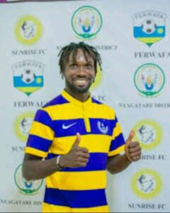 APR FC na AS Kigali ziri guhatanira myugariro ukomeye w’umunya-Nigeria