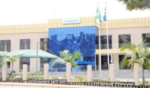 Muhanga: Umubyeyi w’abana babiri yiyahuye  akoresheje umugozi arangije atwika inzu ye.
