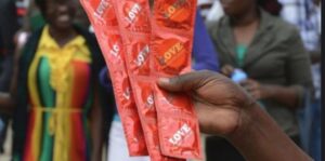 Abakinnyi bagiye kwitabira irushanwa bahawe udukingirizo tw’ ubuntu kugira ngo babone uko batera akabariro.