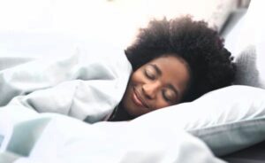 Dore uburyo wa kwirinda gucira amacandwe k’umusego usinziriye