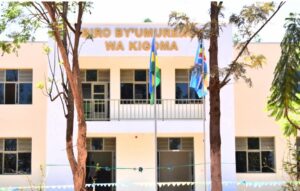 Nyanza: Umwarimu yariye isambusa z’ ibiraha yanga kwishyura birangira asambanyije abana babiri b’ abakobwa