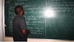 Umwarimu yatunguye benshi nyuma y’ uko yandikiye ibaruwa umuyobozi w’ikigo yigishaho amugira inama kubera ibikorwa akorerwa n’uyu muyobozi