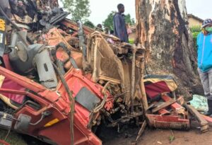 Batatu barimo n’ abashinzwe umutekano aho bari bugamye imvura HOWO yabagonze bahita bapfa