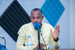 Amashirakinyoma ku bivugwa ko Sam Karenzi yirukanwe kuri Radio Fine FM bitewe no kuvuga ibitagenda kuri Perezida wa Rayon Sports