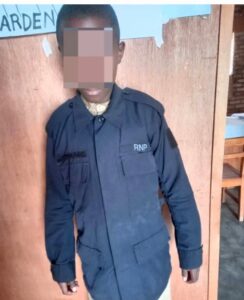 Muhanga: Umunyeshuri wiga mu mashuri abanza yagiye kwiga yambaye umwenda wa Polisi 