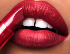 Inzobere zivuga iki ku mugabo cyangwa umusore wariye Lipstick mu gihe arimo gusomana n’umukunzi we?