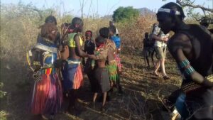 Ibyo wamenya ku bwoko bw’abantu bagendera ku biti by’amahango ngo bataribwa n’inyamaswa z’inkazi