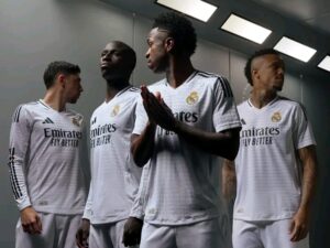 Reba ubwiza bw’umwambaro mushya wa Real Madrid wahujwe n’amateka Mbappé na bagenzi be bazambara [AMAFOTO]