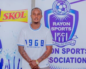 Abafana ba Rayon Sports bari barihebye bitereye mu bicu nyuma yo gusinyisha umukinnyi uzabafasha Mukeba yanyuzemo