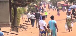 Umugabo induru yayishyise ku munwa kubera ibyo yari amaze kubona ubwo yarimo akora urukundo rwo mu mashuka n’ umukunzi we mu ijoro rya mbere ry’ ubukwe bwabo