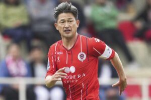 Umukambwe w’imyaka 57, Kazuyoshi Miura yasinyiye ikipe nshya nk’uwabigize umwuga