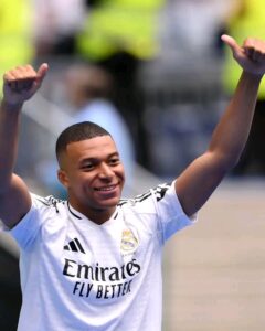 Umunsi wageze umwana arataha! Mbappé yeretswe iminyago i Madrid mu birori nk’ibyakorewe abarimo Cristiano Ronaldo na Zidane [AMAFOTO]