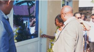Huye: Kaminuza ya PIASS yashyikirije ku mugaragaro inzu yubakiye umuturage warokotse Jenoside yakorewe Abatutsi mu 1994 utishoboye.